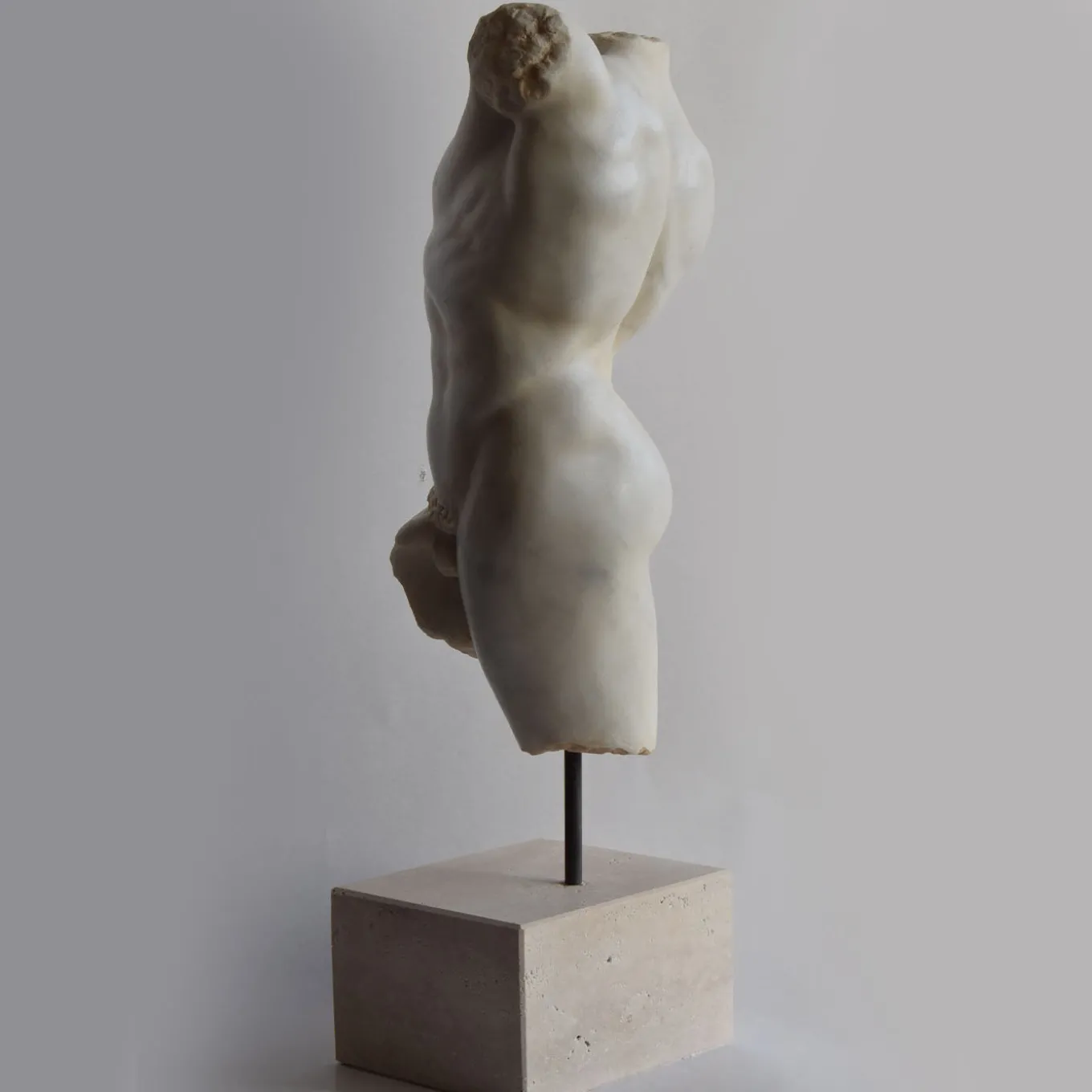 Scultura in marmo di Carrara torso di satiro con base