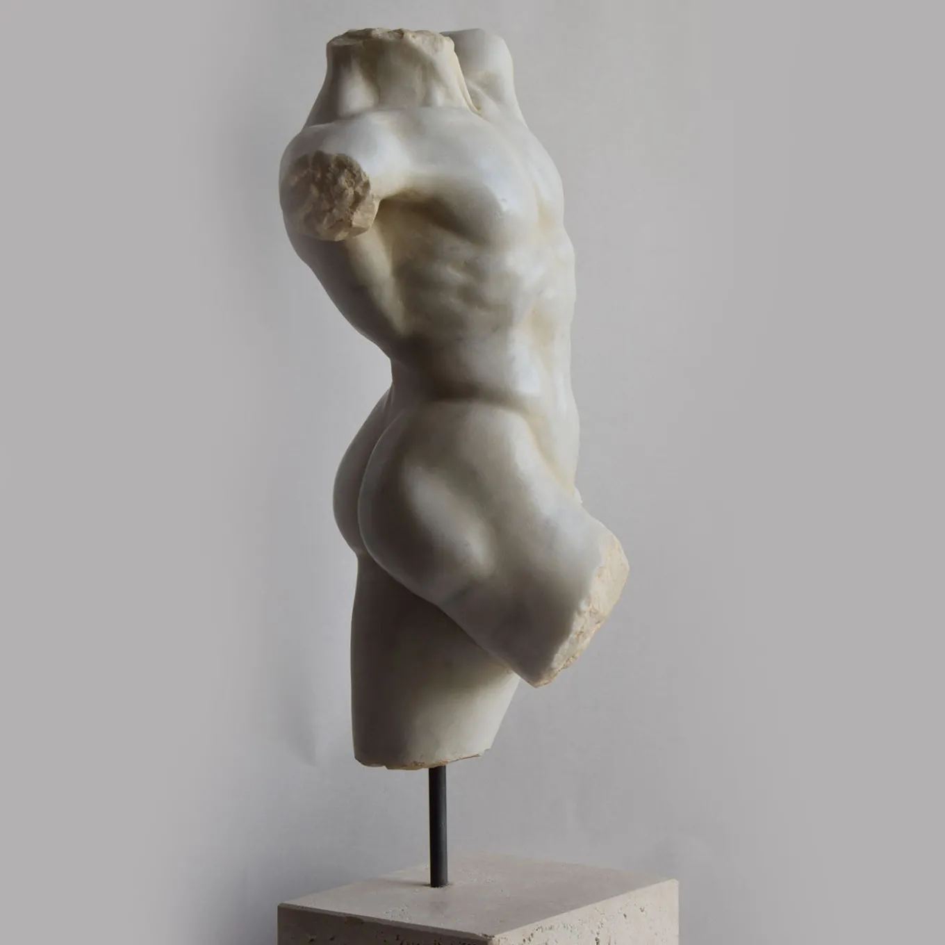 Scultura in marmo di Carrara torso di satiro con base