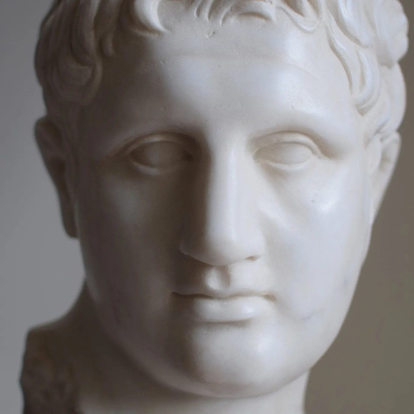 Scultura in marmo di Carrara Apoxyomenos con base