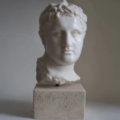 Scultura in marmo di Carrara Apoxyomenos con base
