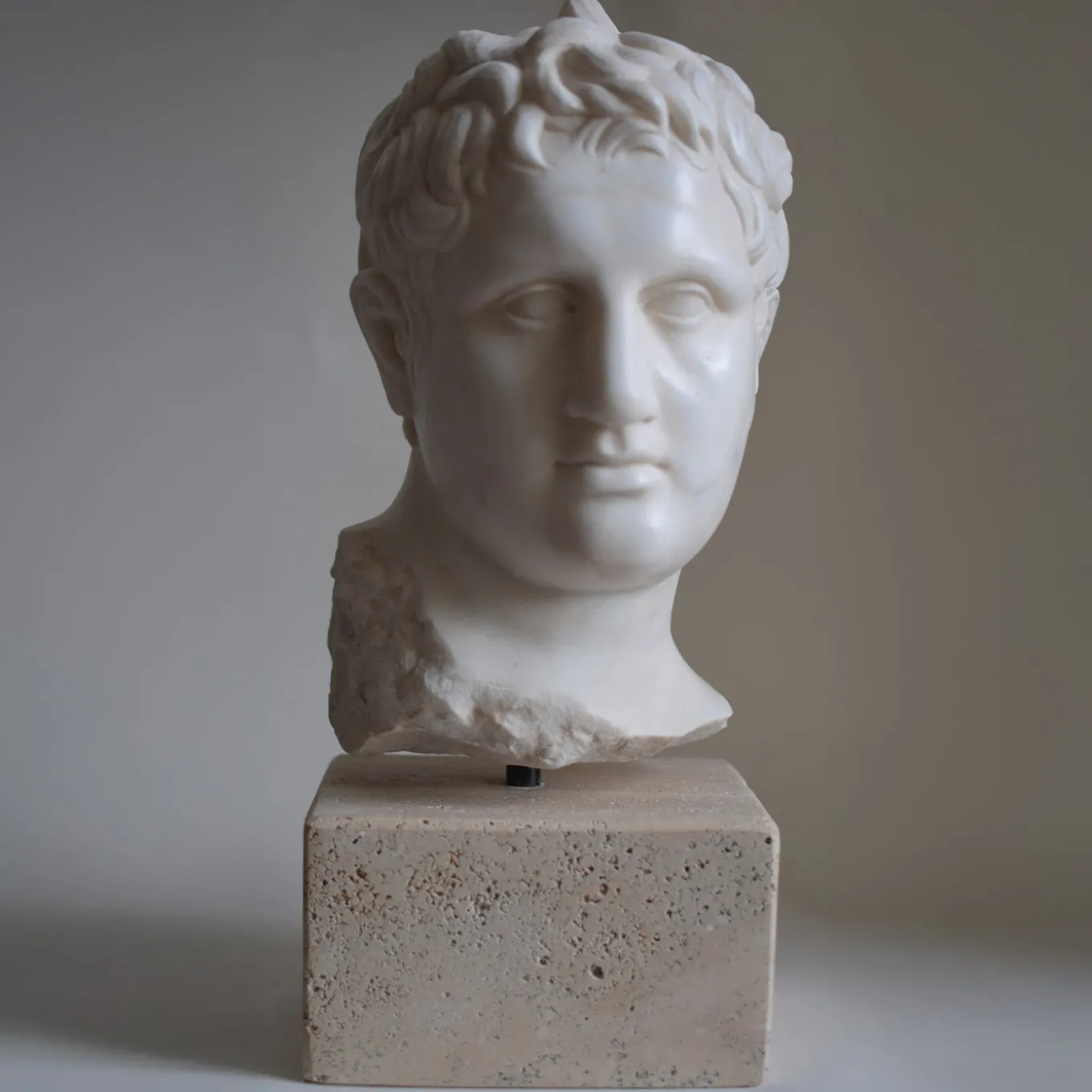 Scultura in marmo di Carrara Apoxyomenos con base