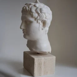 Scultura in marmo di Carrara Apoxyomenos con base