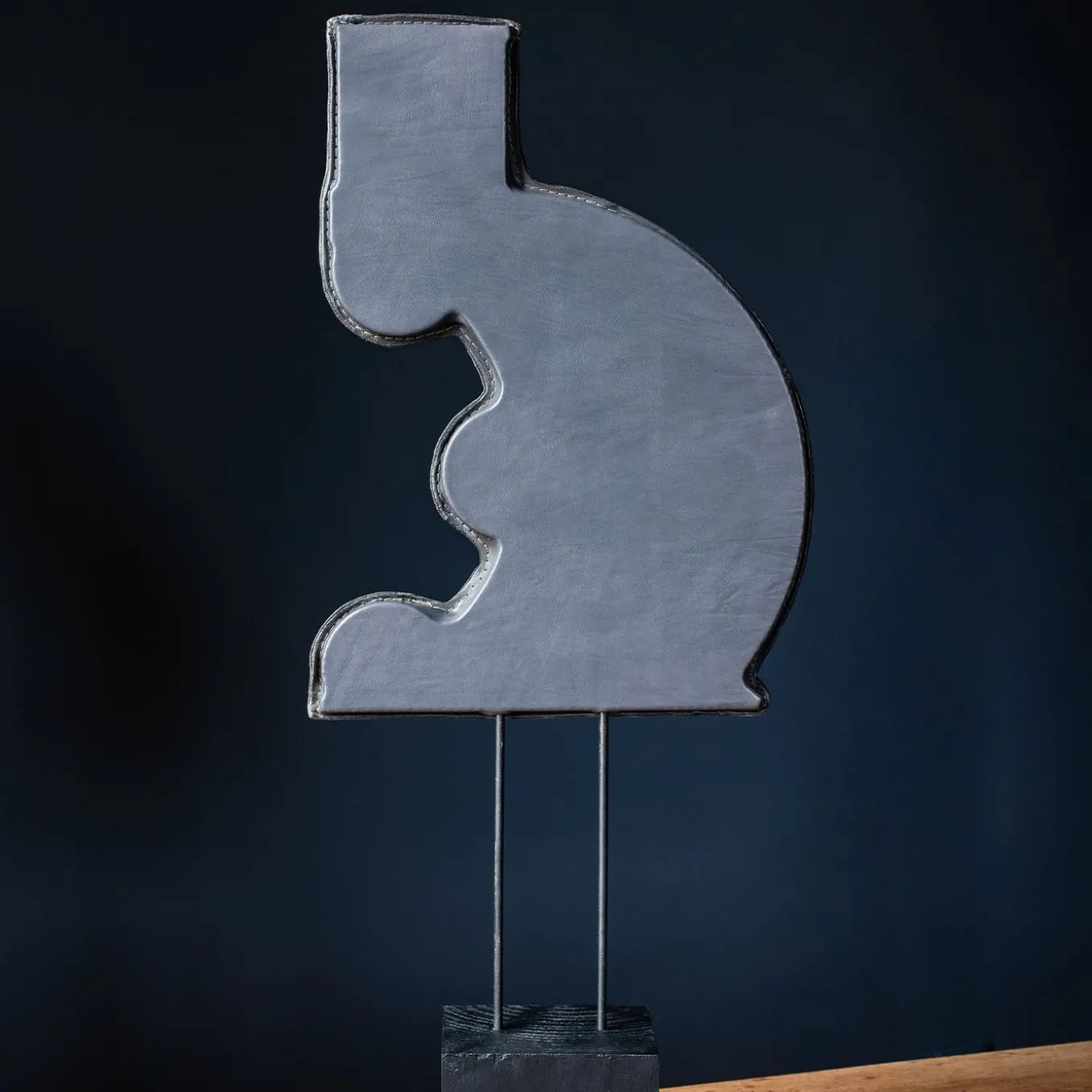Scultura in pelle grigia Il Monaco