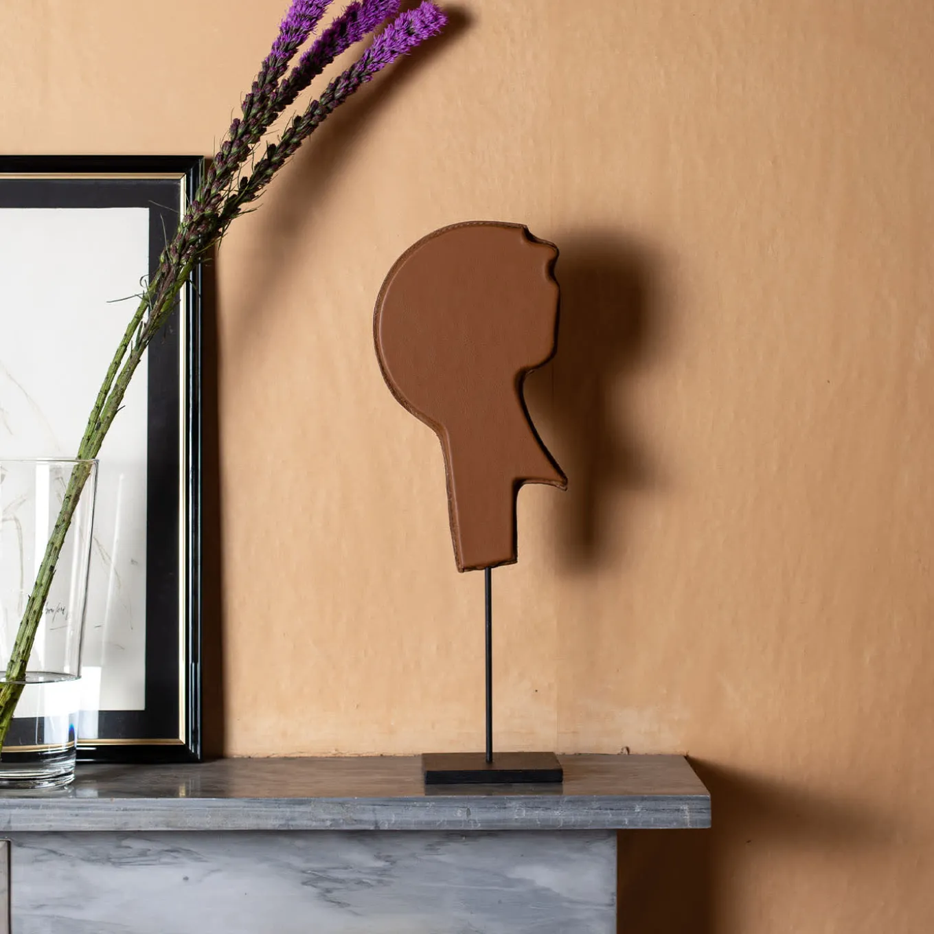 Scultura in pelle marrone Il capo