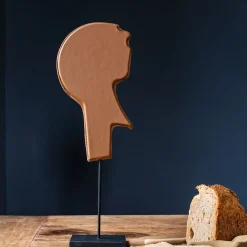 Scultura in pelle marrone Il capo
