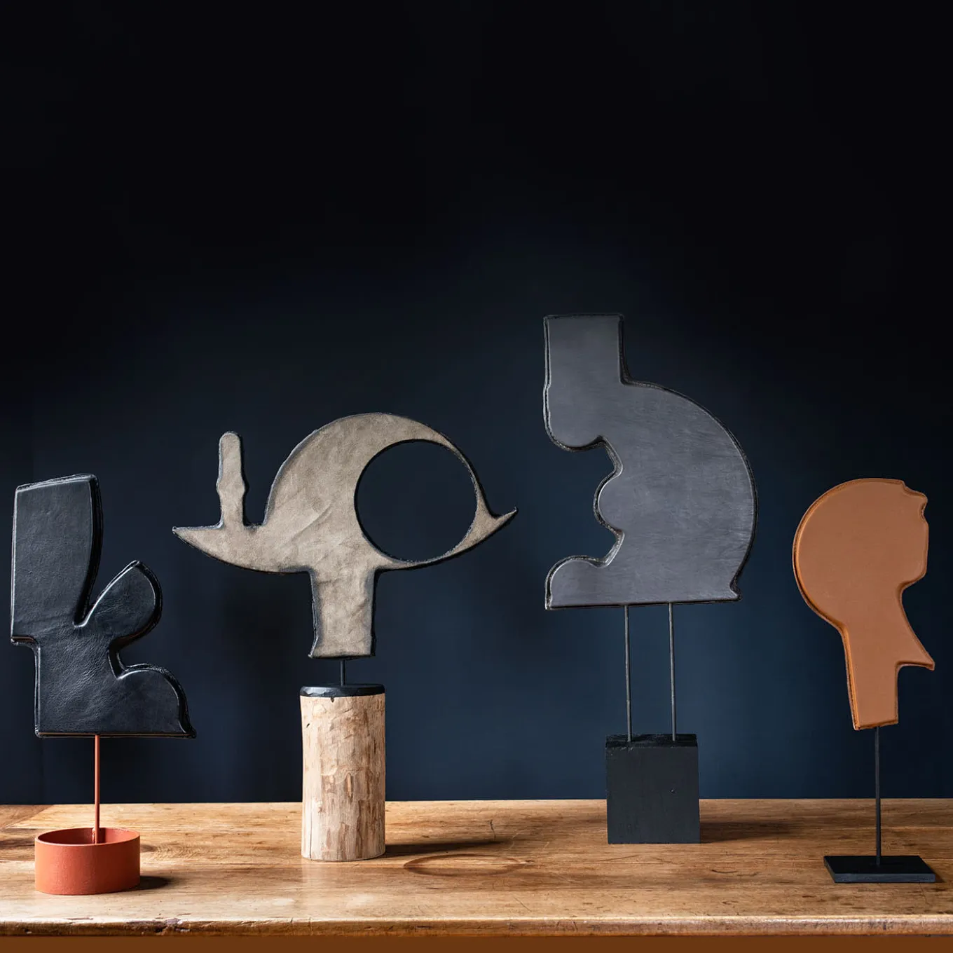 Scultura in pelle marrone Il capo