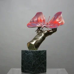 Scultura Mano Farfalla in bronzo policromo