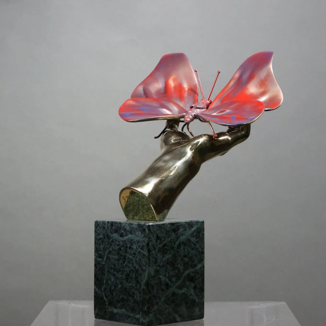 Scultura Mano Farfalla in bronzo policromo