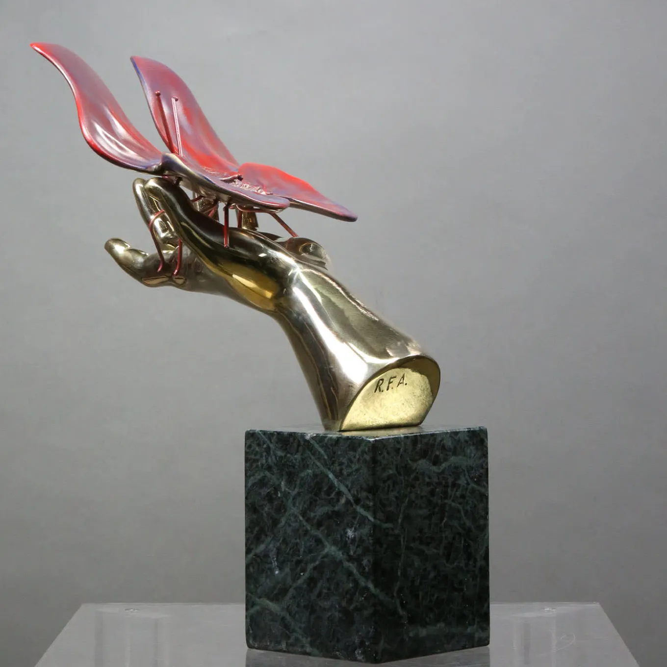 Scultura Mano Farfalla in bronzo policromo