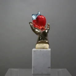 Scultura Mano Mela in bronzo policromo