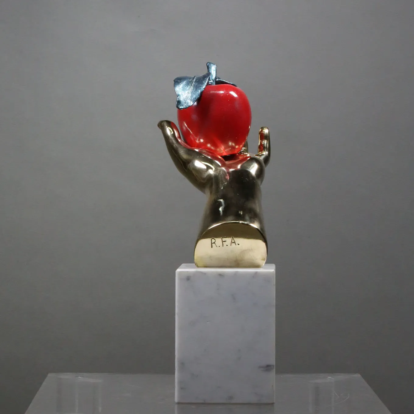 Scultura Mano Mela in bronzo policromo