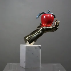 Scultura Mano Mela in bronzo policromo