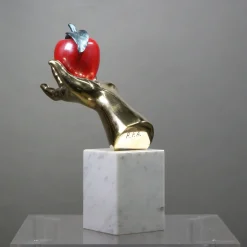 Scultura Mano Mela in bronzo policromo
