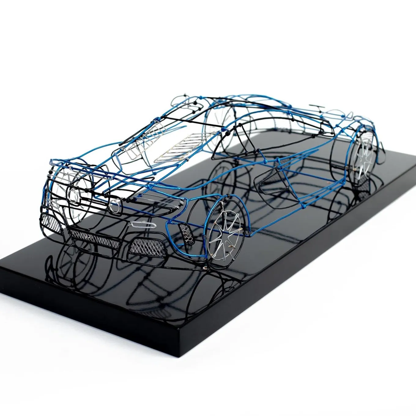 Scultura McLaren in filo metallico