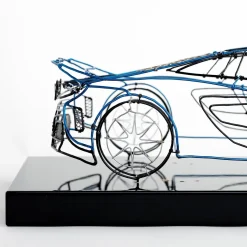 Scultura McLaren in filo metallico