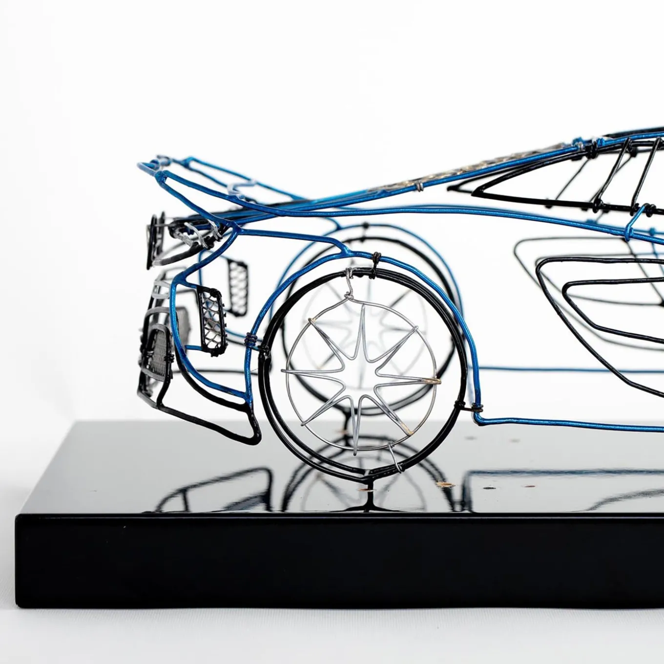 Scultura McLaren in filo metallico