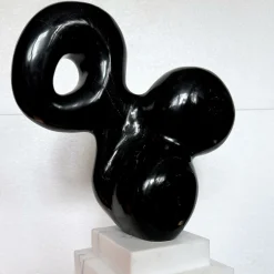 Scultura Molecola in marmo Nero Marquina di Piero Speranza