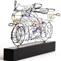 Scultura Moto da corsa in filo metallico