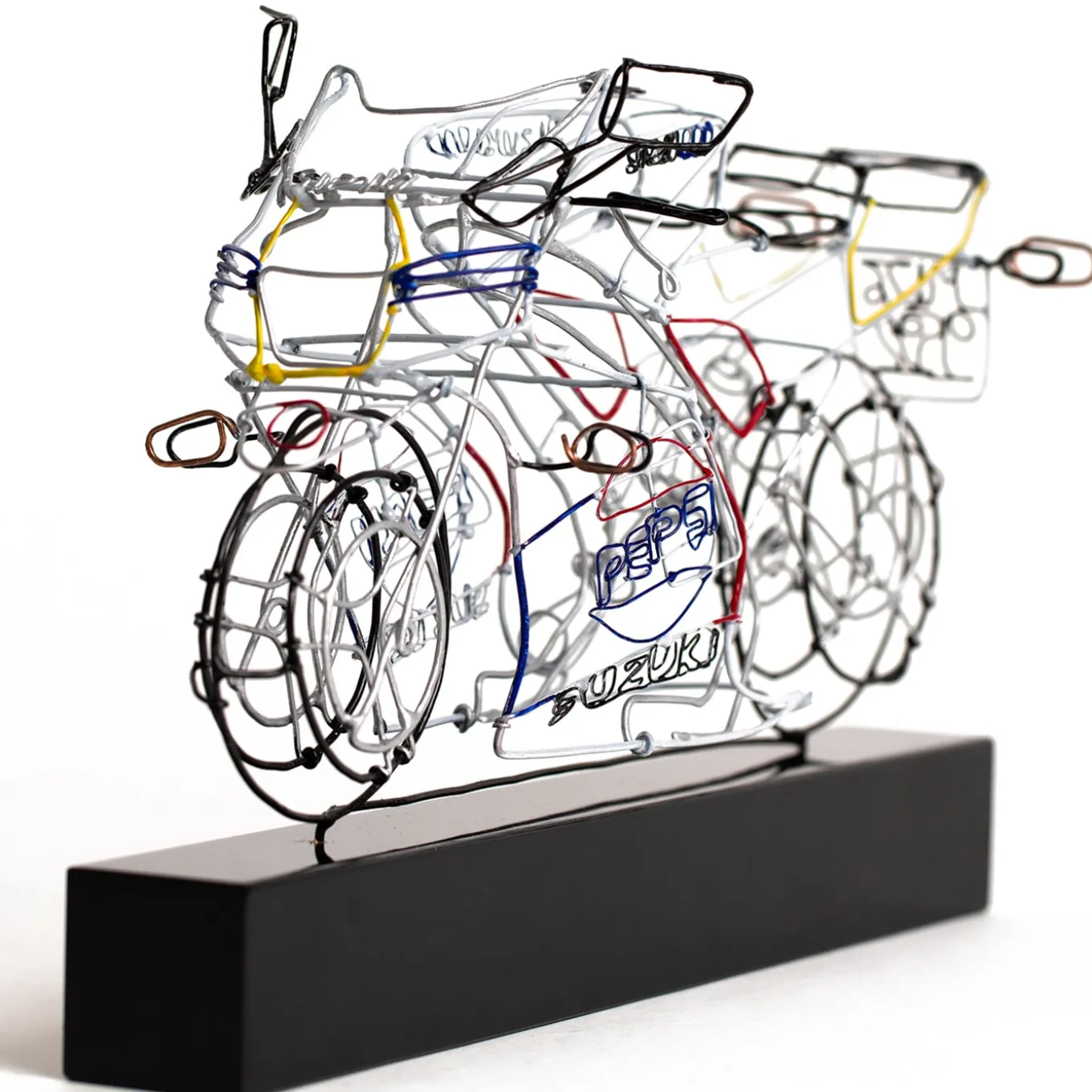 Scultura Moto da corsa in filo metallico