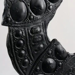Scultura Néra in ceramica con piedistallo di Gabriele Mengoni