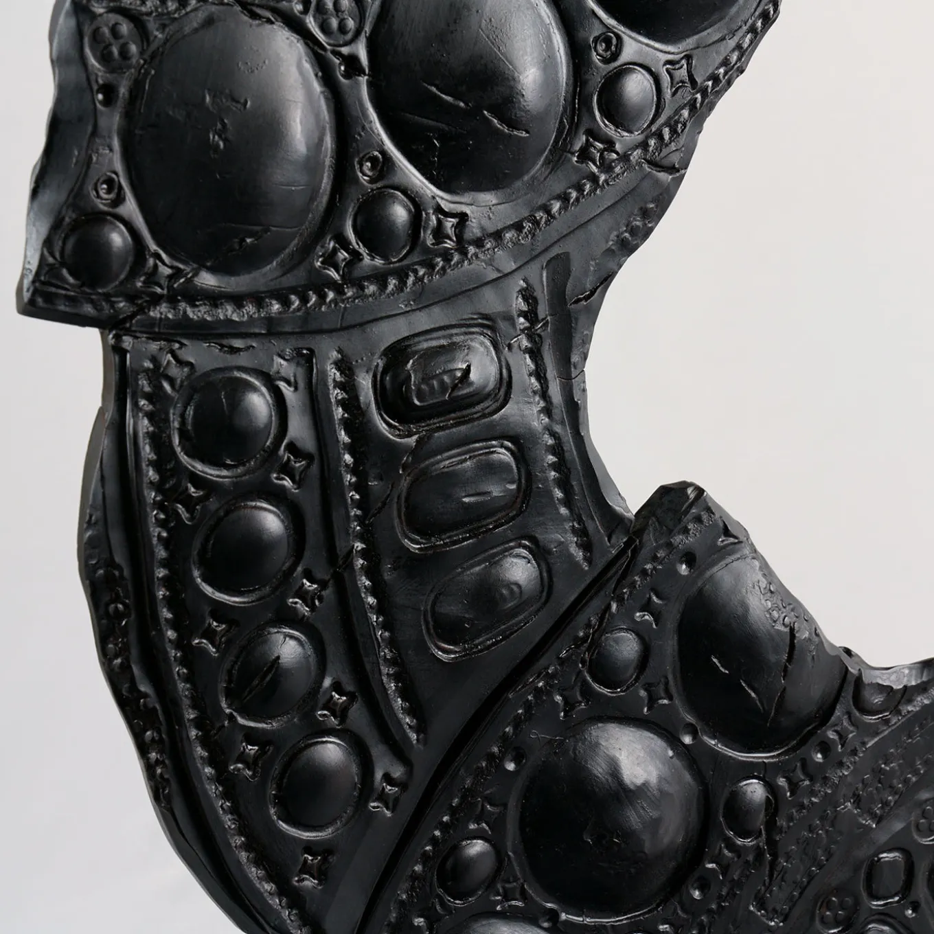 Scultura Néra in ceramica con piedistallo di Gabriele Mengoni