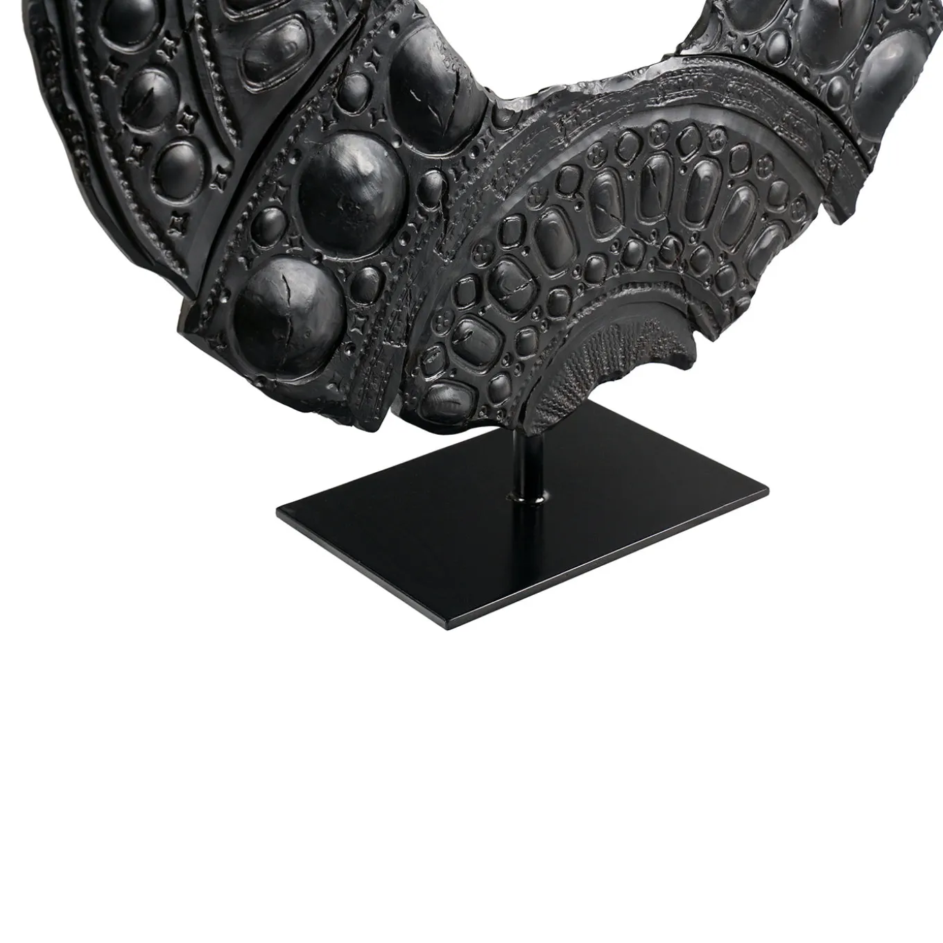 Scultura Néra in ceramica con piedistallo di Gabriele Mengoni