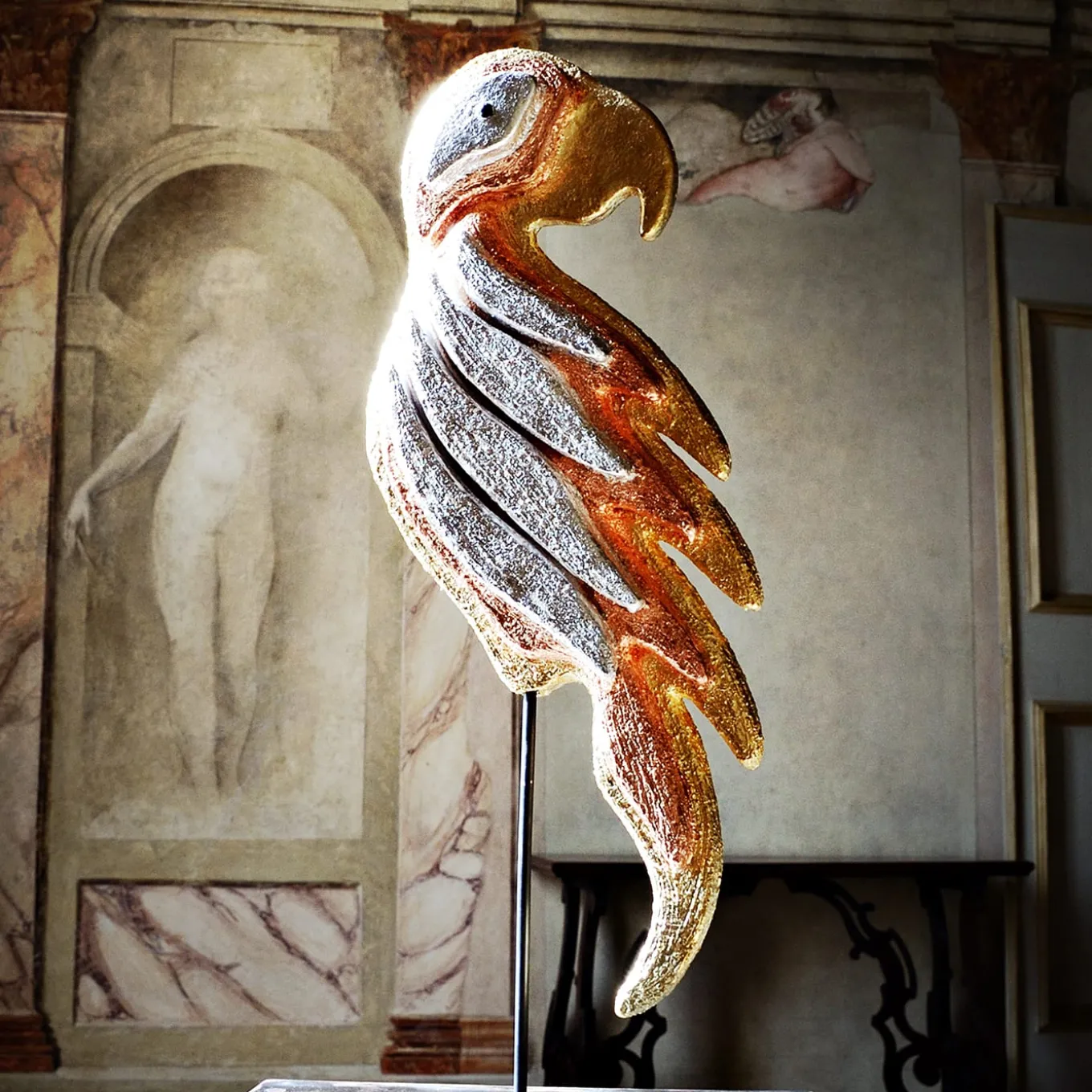 Scultura policroma di pappagallo magico