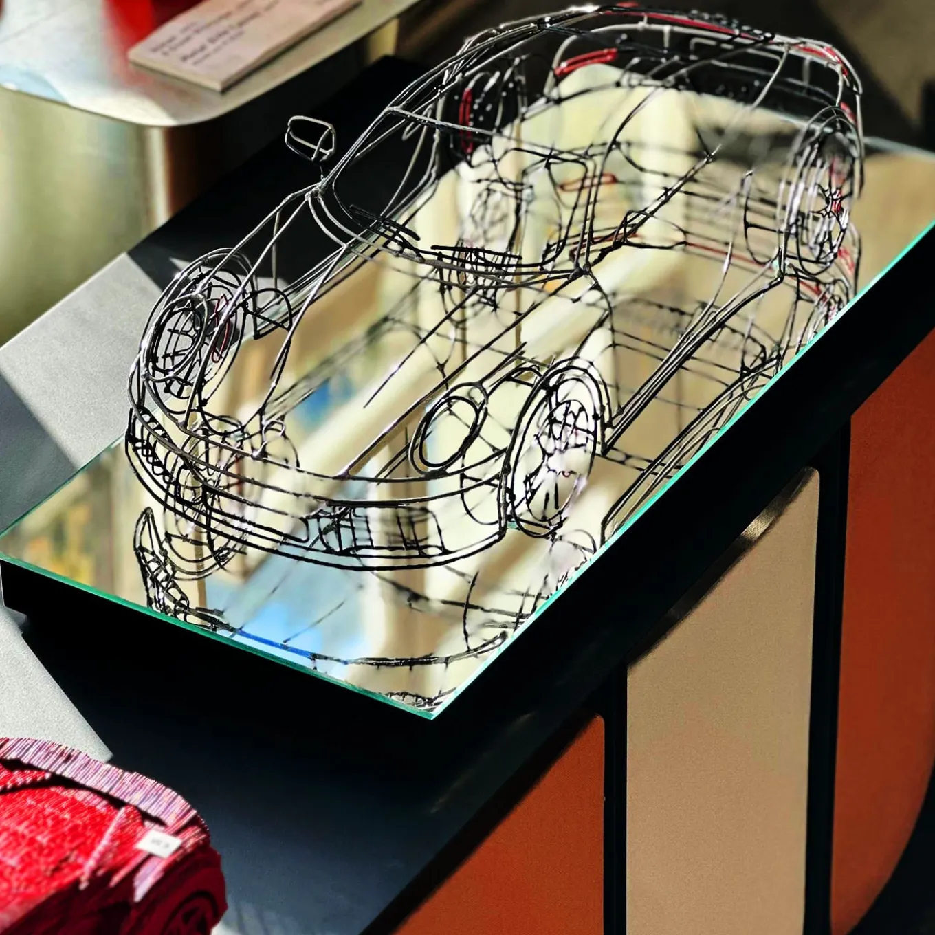 Scultura Porsche in filo metallico