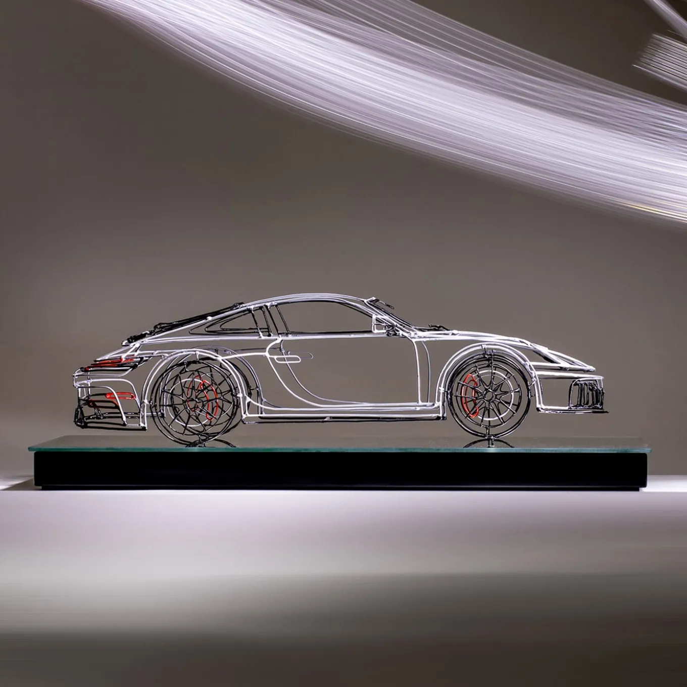 Scultura Porsche in filo metallico