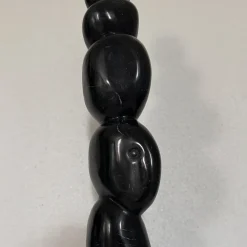 Scultura Presenza Invisibile in marmo Nero Marquina su base bianca di Piero Speranza