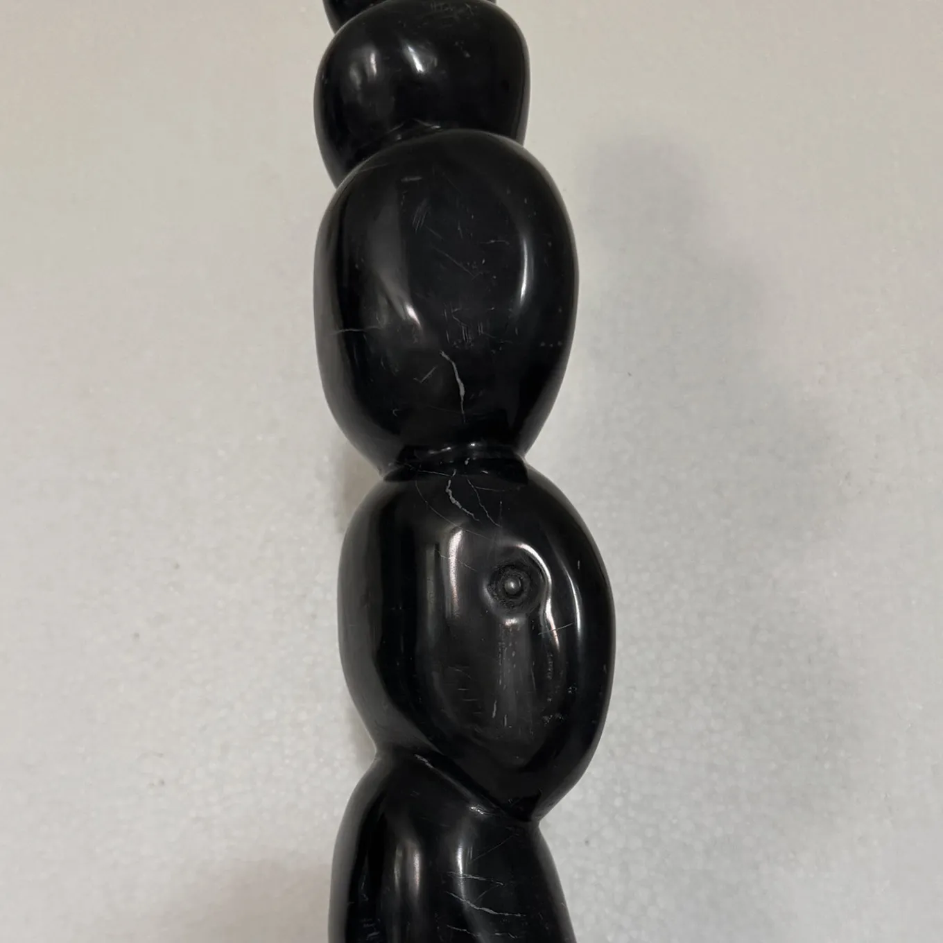 Scultura Presenza Invisibile in marmo Nero Marquina su base bianca di Piero Speranza