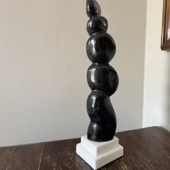 Scultura Presenza Invisibile in marmo Nero Marquina su base bianca di Piero Speranza