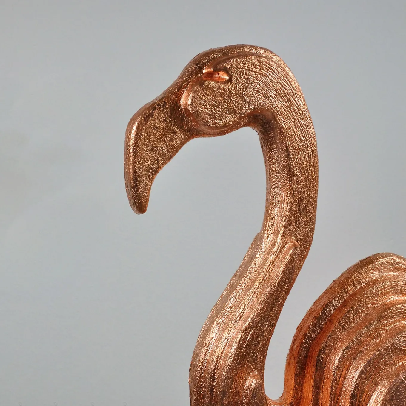 Scultura ramata di fenicottero rosa