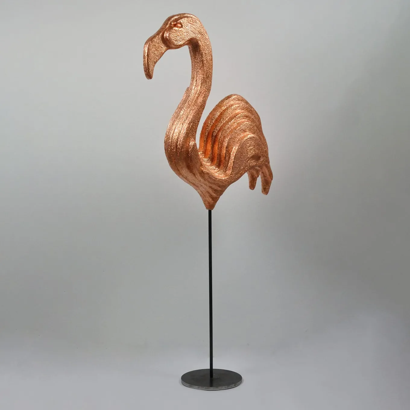 Scultura ramata di fenicottero rosa