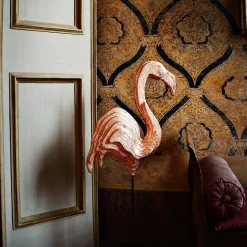 Scultura ramata di fenicottero rosa