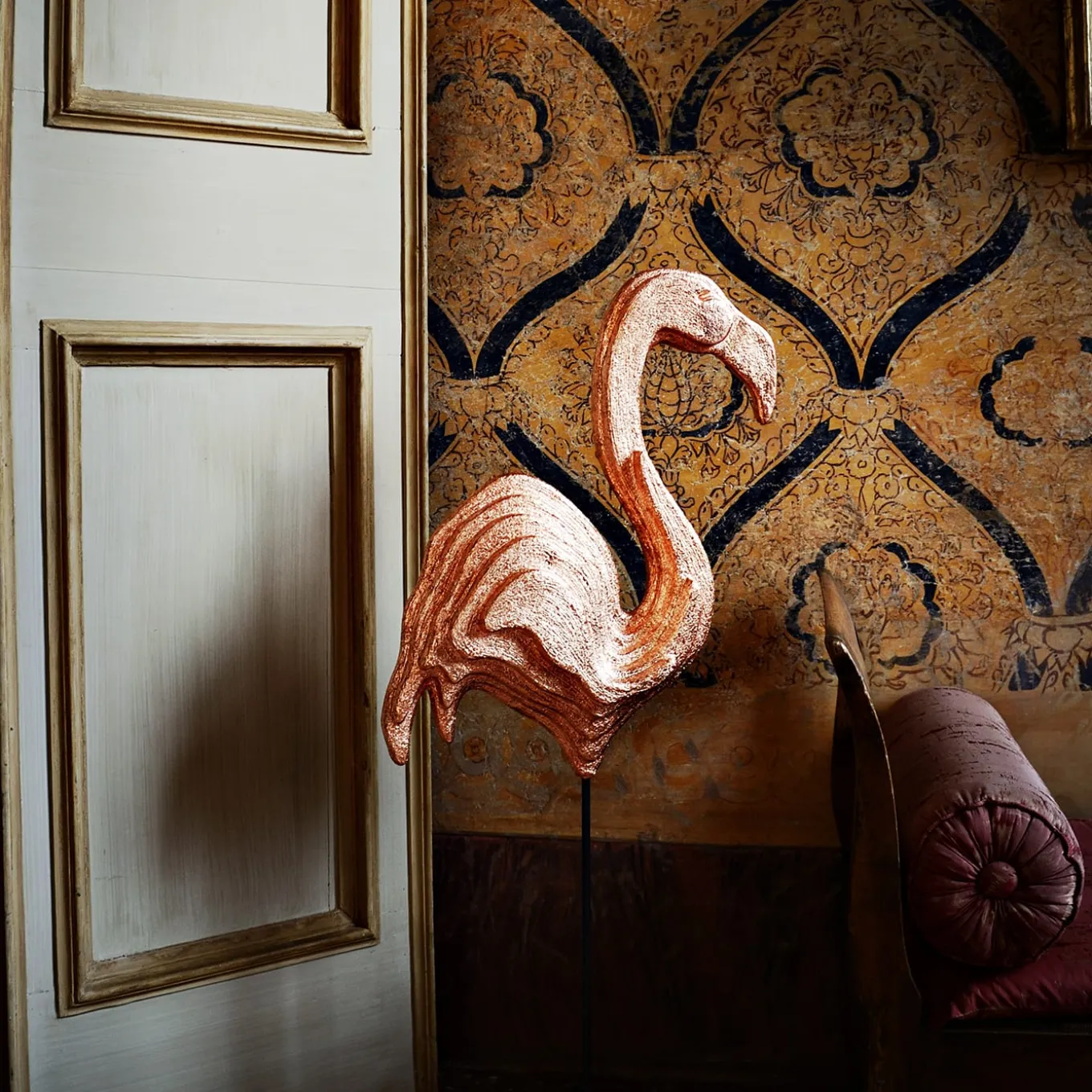 Scultura ramata di fenicottero rosa