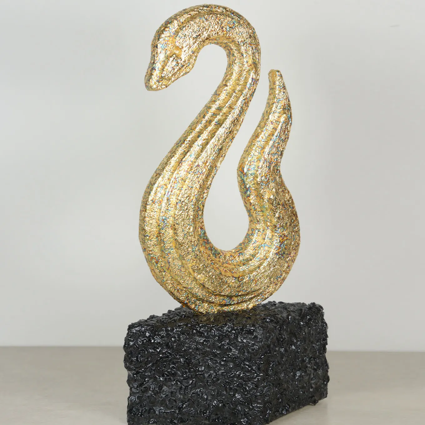 Scultura Serpente Dorato Con Base In Scaglie Di Marmo