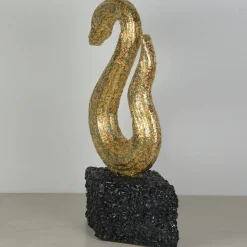 Scultura Serpente Dorato Con Base In Scaglie Di Marmo
