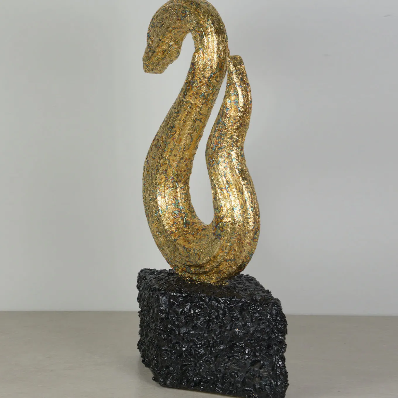 Scultura Serpente Dorato Con Base In Scaglie Di Marmo