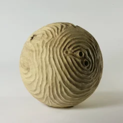 Scultura sferica di locuste nere di forma cava Impossiballs