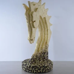Scultura Testa Di Cavallo Dorata Con Base In Scaglie Di Marmo