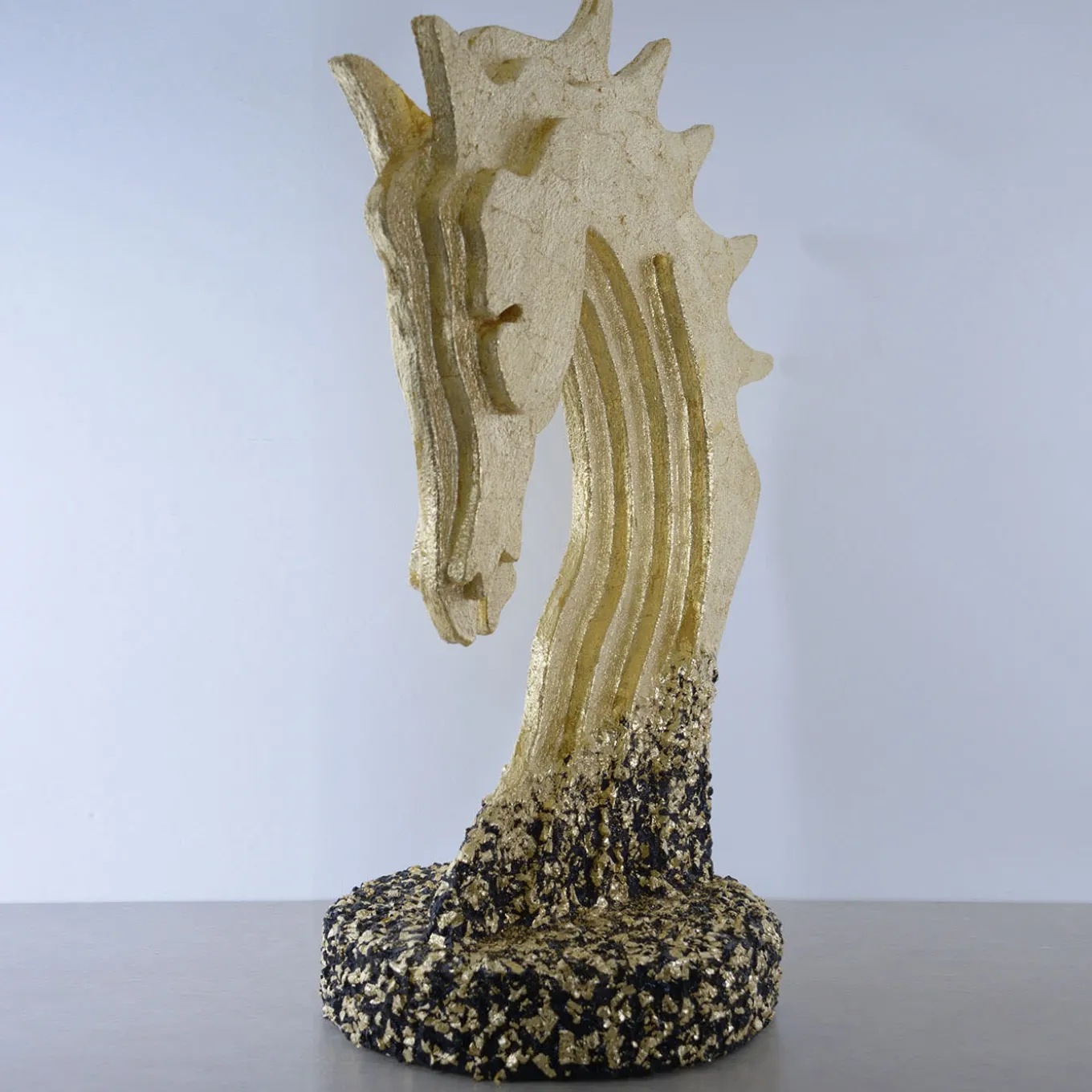 Scultura Testa Di Cavallo Dorata Con Base In Scaglie Di Marmo
