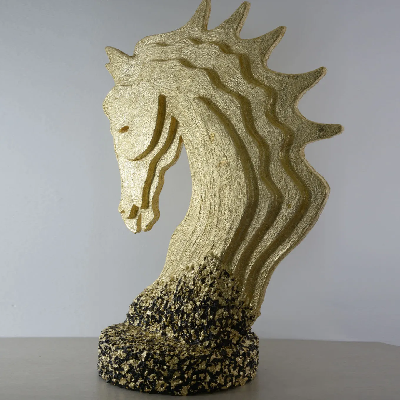 Scultura Testa Di Cavallo Dorata Con Base In Scaglie Di Marmo