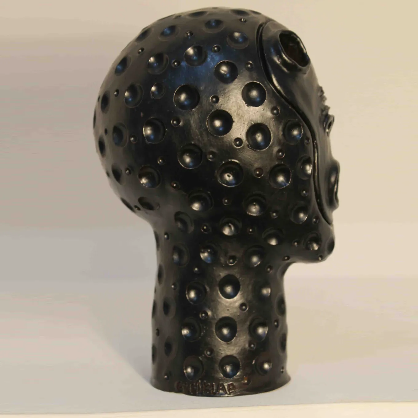 Scultura testa di scimmia nera