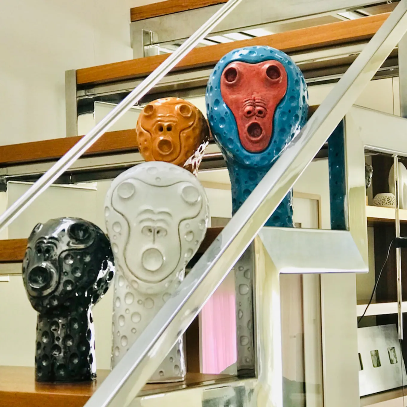 Scultura testa di scimmia nera