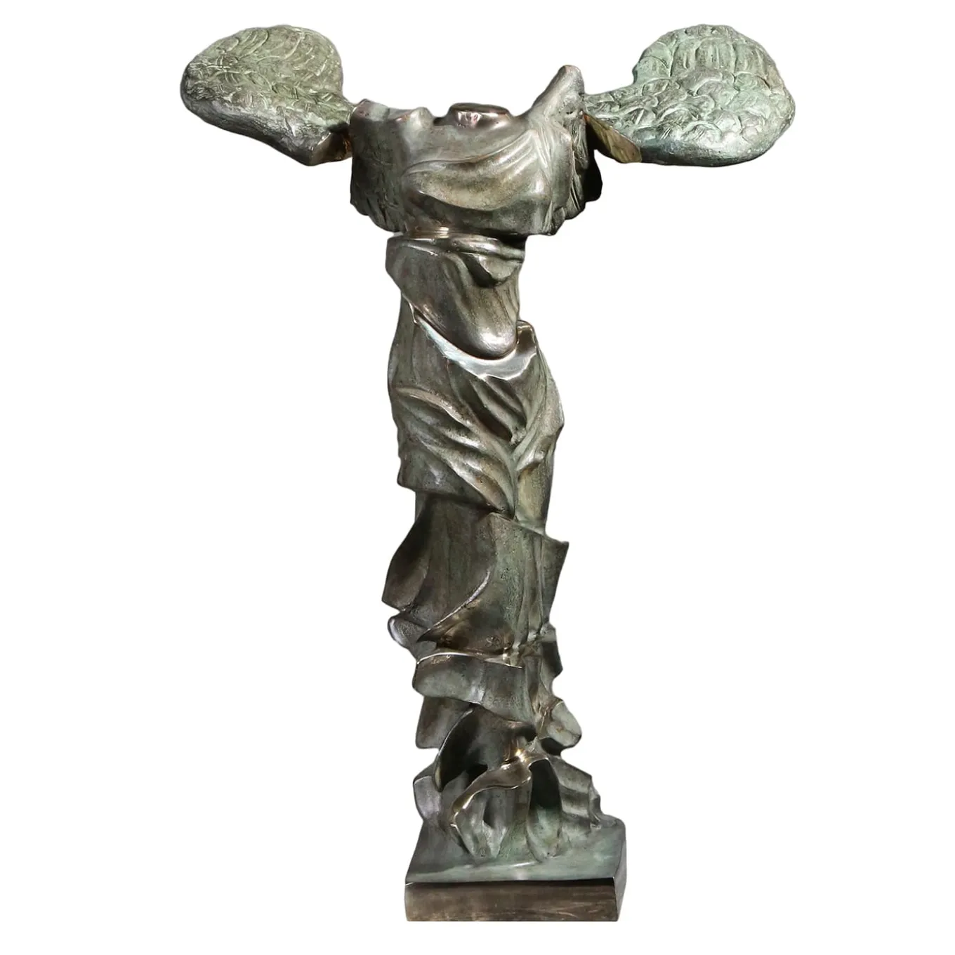 SculturaNike di Samotracia sfaccettata in bronzo