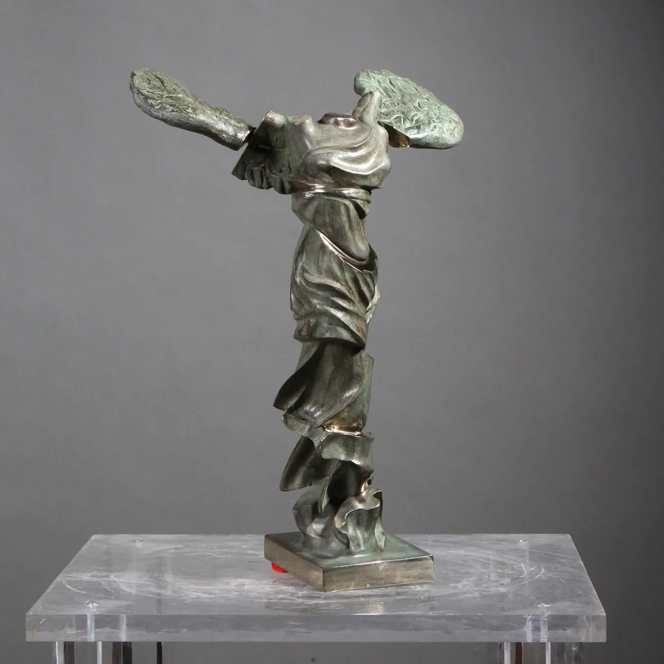 SculturaNike di Samotracia sfaccettata in bronzo