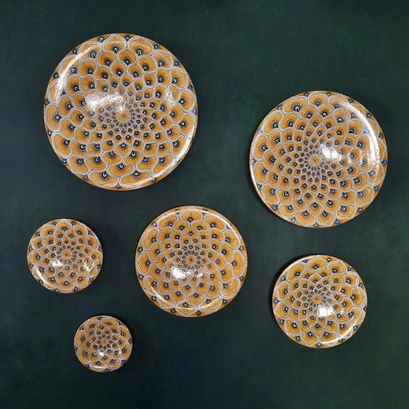 Set di 6 piatti decorativi con piume di pavone giallo