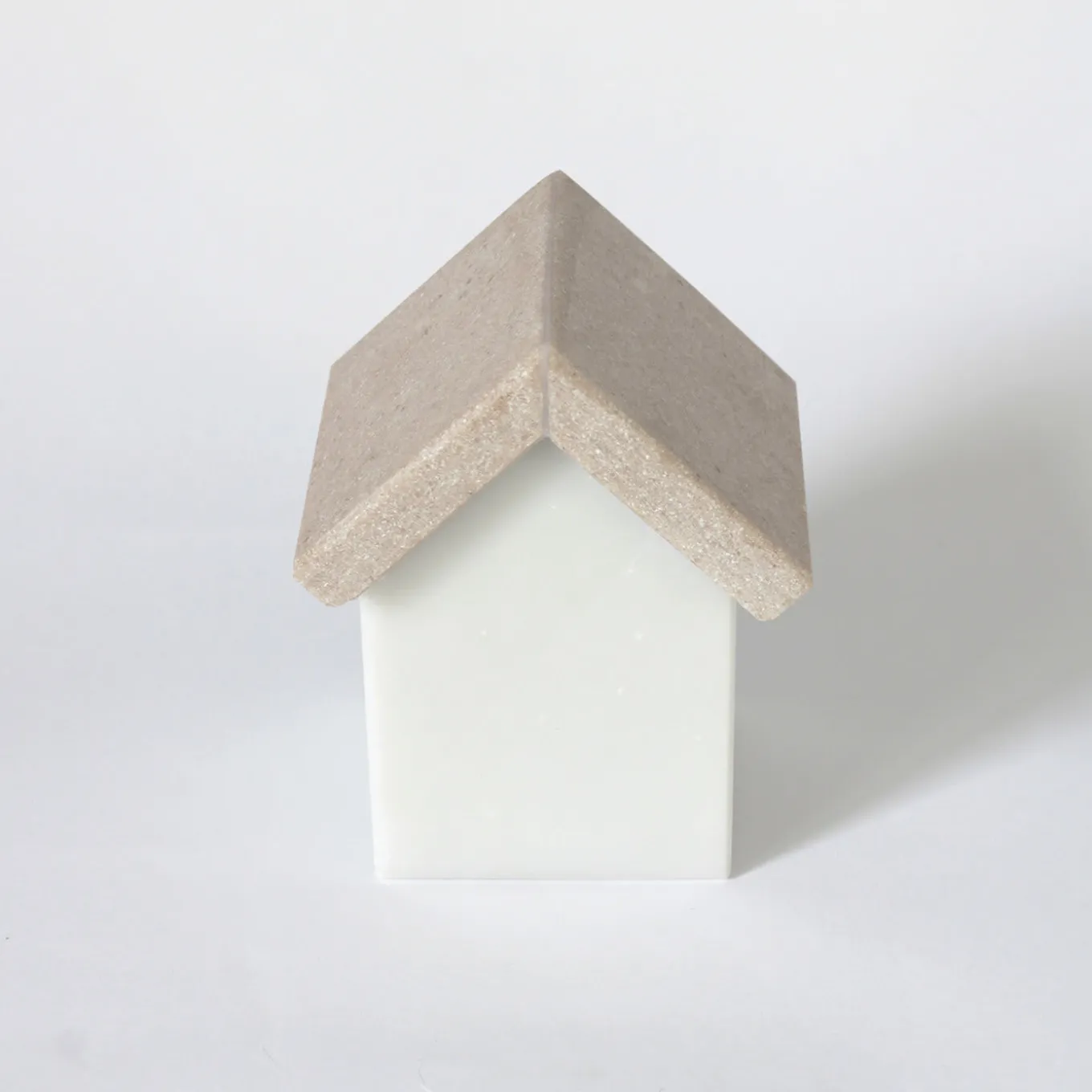 Set di 2 sculture a forma di casetta in marmo di Carrara e Portogallo di Paola Giubbani