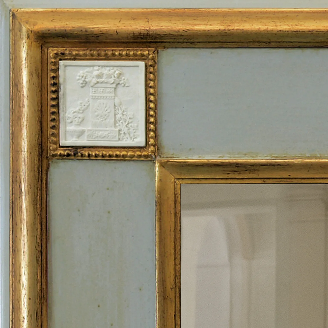 Specchio da parete classico dorato con placchette in porcellana biscuit di Capodimonte